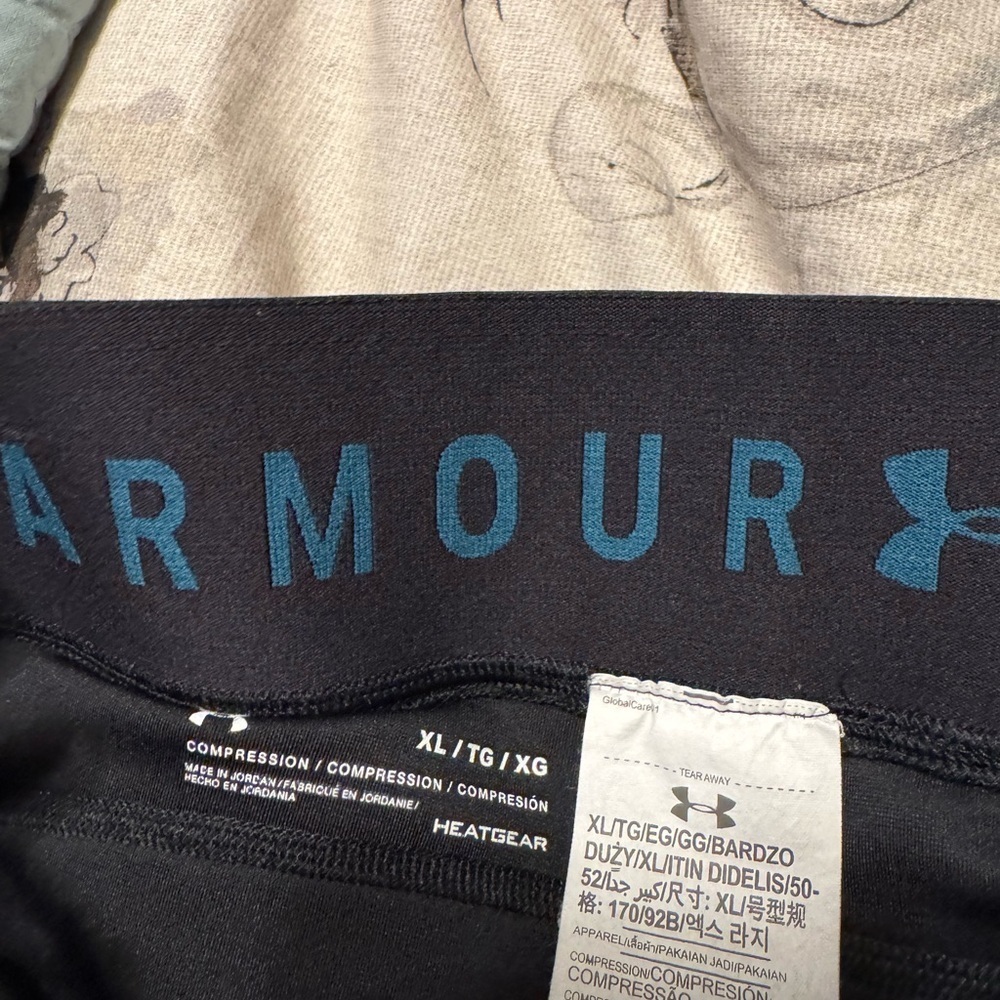 Under Armour Women's HeatGear Armour Print Capri size XL EUC - Picture 5 of 7